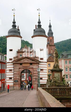 Karl-Theodor-Brücke, besser bekannt als Alte Brücke mit Brückentor, Heidelberg, Baden-Württemberg, Deutschland Foto Stock