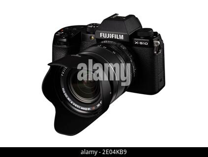 Fujifilm X-S10, una telecamera mirrorless serie S isolata su sfondo bianco Foto Stock