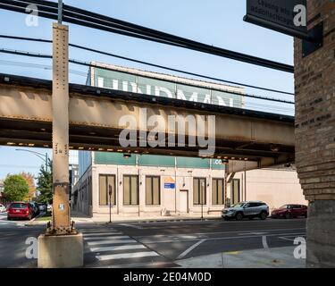 Incrocio su Lake Street con le tracce Chicago L. Foto Stock