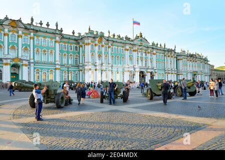 SAN PIETROBURGO, RUSSIA - 08 AGOSTO 2017: Persone che visitano l'artiglieria della seconda guerra mondiale sulla piazza del Palazzo Foto Stock