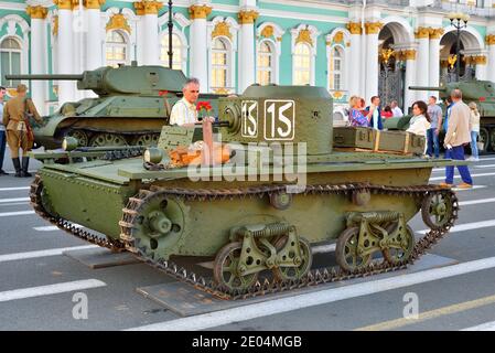 SAN PIETROBURGO, RUSSIA - 08 AGOSTO 2017: Piccolo carro armato anfibio sovietico T-38 nella piazza del Palazzo Foto Stock