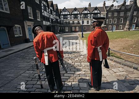 Cambiare la guardia alla casa della Regina, Torre di Londra, Londra, Inghilterra Foto Stock