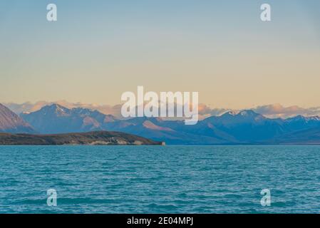 Vista all'alba del lago Tekapo in Nuova Zelanda Foto Stock