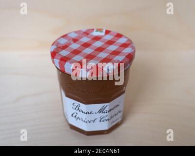 PARIGI, FRANCIA - CIRCA DICEMBRE 2020: Vaso di Bonne Maman conserve albicocca Foto Stock