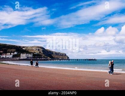 Llandudno lungomare con Llandudno Pier in lontananza. Llandudno, Conwy, Galles, Regno Unito. Foto Stock