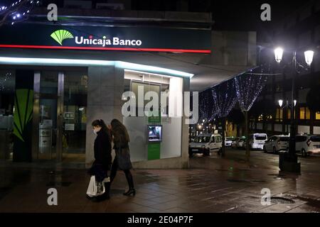 Oviedo, Spagna. 29 Dic 2020. Oviedo, SPAGNA: La filiale Unicaja Banco a Oviedo durante la fusione tra Unicaja Banco e Liberbank a Oviedo, Spagna, il 29 dicembre 2020. (Foto di Alberto Brevers/Pacific Press) Credit: Pacific Press Media Production Corp./Alamy Live News Foto Stock