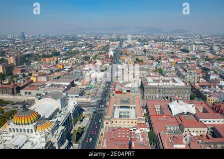Centro storico di Città del Messico e Eje Central Lazaro Cardenas Avenue vista aerea, da Torre Latinoamericana, Città del Messico, Messico. Centro storico di Foto Stock