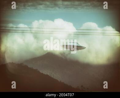 Unidentified Flying Object. Concept of old photo. 3D illustration imitating old photography of UFO. Foto Stock