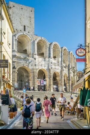 Vista verso l'anfiteatro di Arles da Rue Voltaire nell'antica città di Arles, dipartimento delle Bocche del Rhône, Francia meridionale Foto Stock