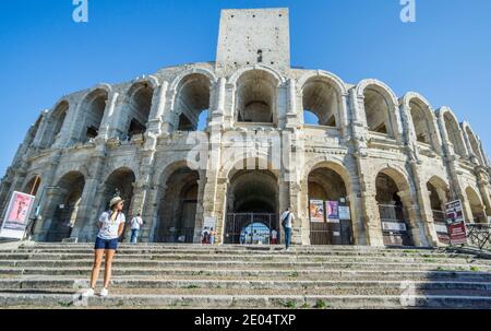 Parete nord dell'Anfiteatro arles romano con torre medievale aggiunta nella città antica di Arles, Bouches-du-Rhône dipartimento, Francia meridionale Foto Stock