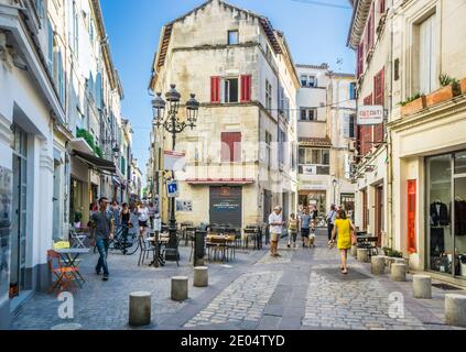 Rue de l'Hôtel de ville e Rue du Dr Fanton, strade strette ma vivide nell'antica città di Arles, dipartimento Bouches-du-Rhône, Francia meridionale Foto Stock