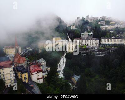 Vista aerea della cascata Gasteiner Ache nella città termale turistica Bad Gastein a St Johann im Pongau a Salisburgo, Austria Foto Stock