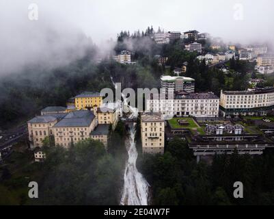 Vista aerea della cascata Gasteiner Ache nella città termale turistica Bad Gastein a St Johann im Pongau a Salisburgo, Austria Foto Stock