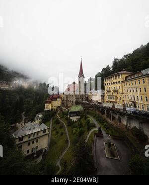 Vista panoramica della cattedrale della chiesa nella città termale turistica di Bad Gastein a St Johann im Pongau a Salisburgo, Austria Foto Stock