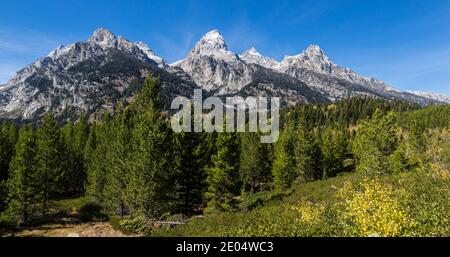 Una vista panoramica dal sentiero per i laghi di Taggart e Bradley, il Parco Nazionale di Tetons, Wyoming, Stati Uniti. Foto Stock