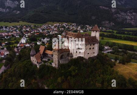 Vista panoramica sul castello medievale di Burg Gutenberg su una collina In Balzers Liechtenstein alpi montagne Foto Stock