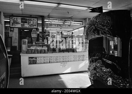 L'interno di una classica galleria sulla passerella a Salisbury Beach, Massachusetts. Al di là dei giochi nel terreno è un piccolo snack bar che offre SAL Foto Stock