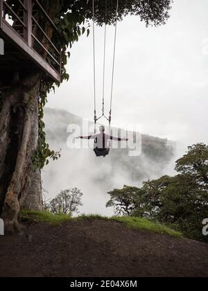 Famoso swing alla fine del mondo a Casa Del Arbol Tree house vicino al vulcano Banos Tungurahua in Ecuador Foto Stock