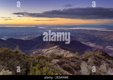 Tramonto su Eagle Peak e Bald Ridge attraverso il picco principale, con la città di Clayton sullo sfondo. Foto Stock