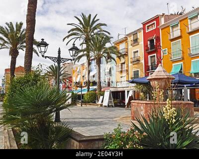 Vallajoyosa, Provincia di Alicante, Costa Blanca, Spagna. Le case sulla sfilata principale di Villajoyosa hanno ognuna un proprio colore distintivo. Foto Stock