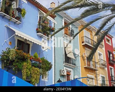 Vallajoyosa, Provincia di Alicante, Costa Blanca, Spagna. Le case sulla parata principale di Villajoyosa hanno ciascuna un proprio colore distintivo. Foto Stock