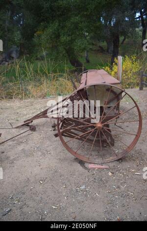 Vecchie attrezzature agricole al Daley Ranch, Escondido, California. Foto Stock