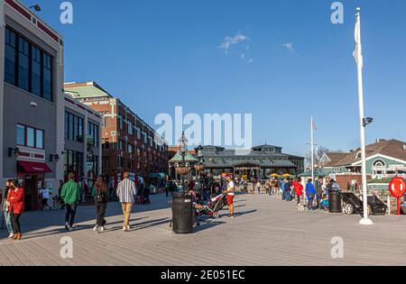 Alexandria, VA, USA 11-29-2020: Una giornata di sole nel quartiere lungomare della storica Alessandria con persone che camminano lungo il fiume Potomac. Ci sono negozi Foto Stock