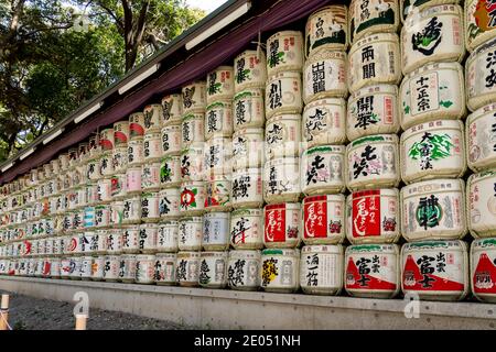 Tokyo, Giappone - 22 marzo 2019: Barili di sakè splendidamente dipinti (kazaridaru) esposti all'ingresso del Santuario Meiji di Tokyo, Giappone. Foto Stock