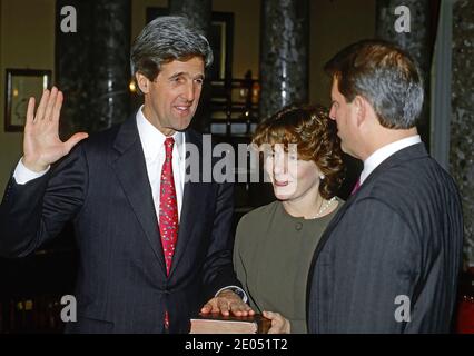 Washington DC, USA, 7 gennaio 1997Sennatrice John Forbes Kerry Democratica del Massachusetts con la mano destra sollevata è amministrata dal giuramento di carica dalla moglie del Vice Presidente Albert Gore Jr. Kerry Teresa Heinz detiene il merito biblico: Mark Reinstein/MediaPunch Foto Stock