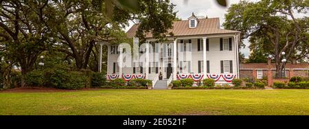 Famoso palazzo di epoca coloniale del 18 ° secolo costruito in stile georgiano antico di stile singola casa in una piantagione di riso dal fiume Sampit a Georgetown, Sud Caro Foto Stock