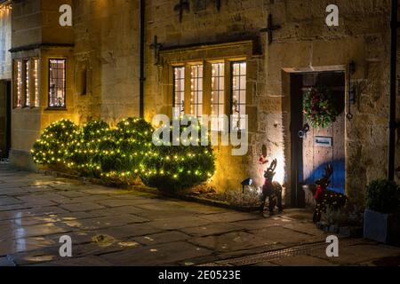 Chipping Campden casa cittadina con decorazioni natalizie di notte. Chipping Campden, Cotswolds, Gloucestershire, Inghilterra Foto Stock