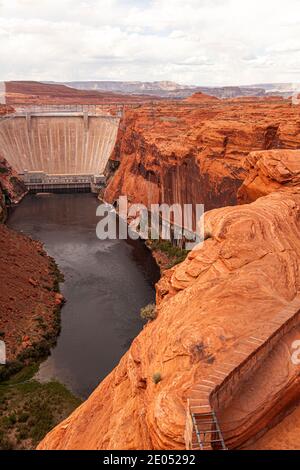 Glen Canyon, Colorado River e Glen Canyon Dam in un paesaggio desertico roccioso nel nord dell'Arizona. Questa diga di cemento dell'arco di gravità forma il lago Powell e. Foto Stock