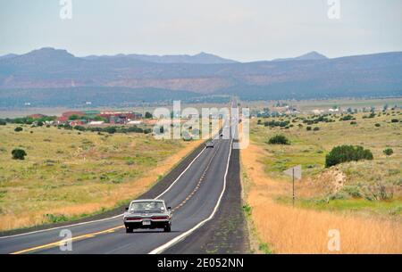 vista panoramica della classica lincoln in direzione ovest sulla storica autostrada 66 a due corsie in arizona usa deserto Foto Stock