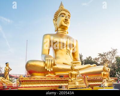 Wat Phra Yai, Grande Tempio del Buddha, sulla cima della collina Pratamnak tra Pattaya e Jomtien. Il tempio e' una popolare destinazione turistica con una vista magnifica Foto Stock