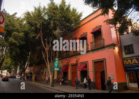 Edifici storici in Calle de Tacuba Street vicino a Ignacio Allende Street vicino a Zocalo Constitution Square, Città del Messico CDMX, Messico. Foto Stock