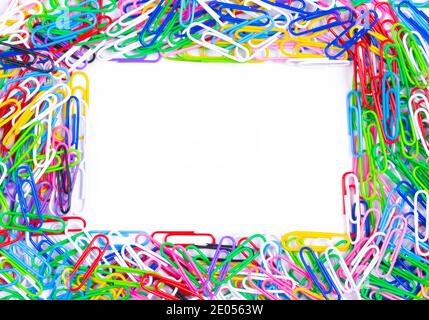 Cornice realizzata con graffette colorate su sfondo bianco,parte superiore Visualizza con spazio per il testo o creativity.Frame.primo piano Foto Stock