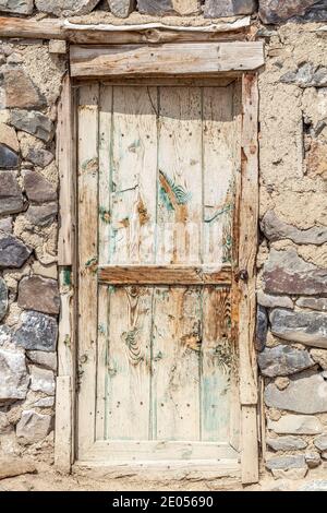 Antica porta di casa vecchia in villaggio Foto Stock