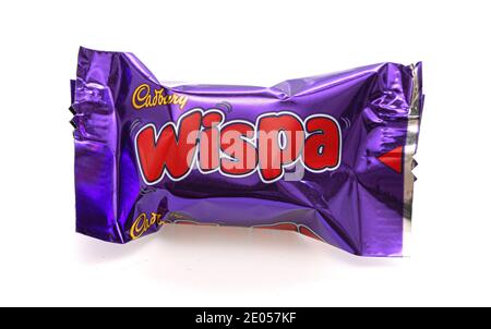 SWINDON, UK - 29 DICEMBRE 2020: Cioccolato Cadbury Roses Wispa su sfondo bianco. Foto Stock