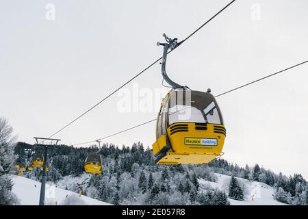 Haus im Ennstal, Austria - Dicembre 29 2020: Hauser Kaibling Yellow Lift Gondola a 8 posti con logo in inverno. Foto Stock