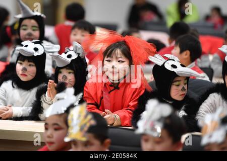 Pechino, la provincia cinese di Zhejiang. 29 Dic 2020. Bambini asilo che indossano costumi aspettano di esibirsi durante un'attività comunitaria a tema di accogliere il nuovo anno nella città di Nanxun di Huzhou, nella provincia di Zhejiang della Cina orientale, il 29 dicembre 2020. Credit: Huang Zongzhi/Xinhua/Alamy Live News Foto Stock