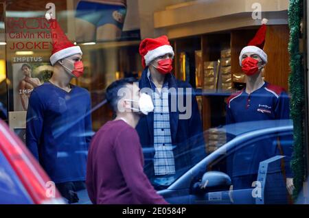 Pechino, Libano. 29 Dic 2020. Un uomo cammina davanti a un negozio ad Hamra, una delle vie dello shopping più popolari di Beirut, capitale del Libano, il 29 dicembre 2020. La crisi economica in corso, oltre alla pandemia di COVID-19, ha spinto migliaia di aziende fuori dal business e più persone fuori dal lavoro. Credit: Bilal Jawich/Xinhua/Alamy Live News Foto Stock