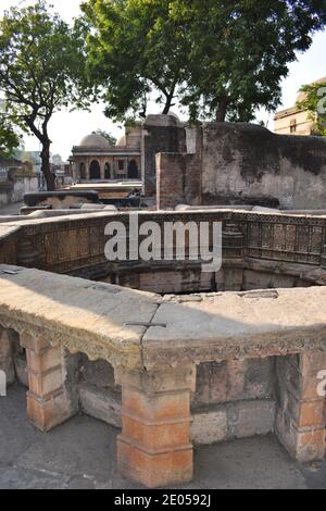 Dada Hari ni Vav - Vista esterna, Bai Harir Sultani Stepwell si trova nella zona di Asarva, Ahmedabad, Gujarat, India Foto Stock