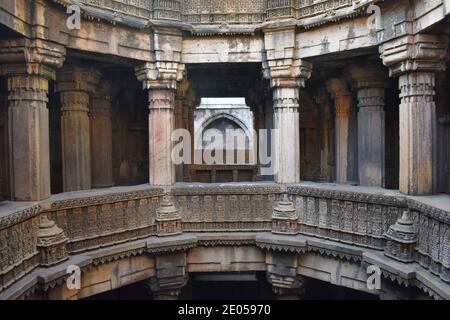 Dada Hari ni Vav - Vista esterna, Bai Harir Sultani Stepwell si trova nella zona di Asarva, Ahmedabad, Gujarat, India Foto Stock