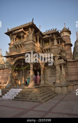 Vista frontale - Tempio di Hutheesing, costruito nel 1848, è dedicato a Lord Dharmanath, il quindicesimo Jain Tirrthankar. Ahmedabad, Gujarat, India Foto Stock