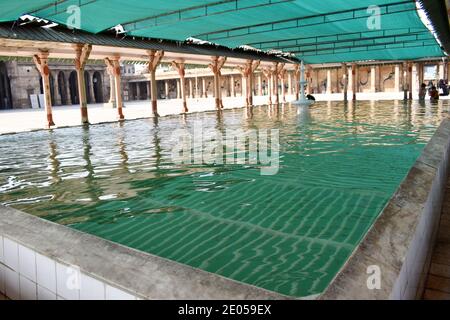 Wudu - Bacino per abluzioni nel cortile Jama Masjid ad Ahmedabad, Gujarat, India Foto Stock