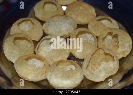 Pani puri, preparazione di Golgappa o puchka, spuntini indiani tradizionali, Pune Foto Stock