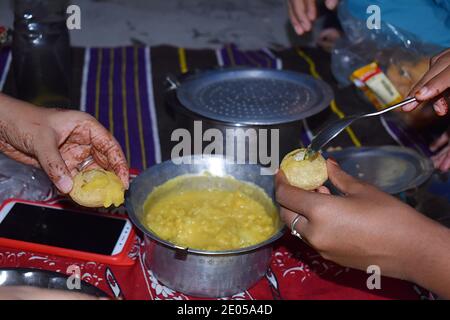 Pani puri, preparazione di Golgappa o puchka, spuntini indiani tradizionali, Pune Foto Stock