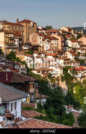 Vista panoramica del centro in collina, capitale storica, Veliko Tarnovo, provincia di Veliko Tarnovo, Bulgaria, Europa sudorientale, Europa Foto Stock