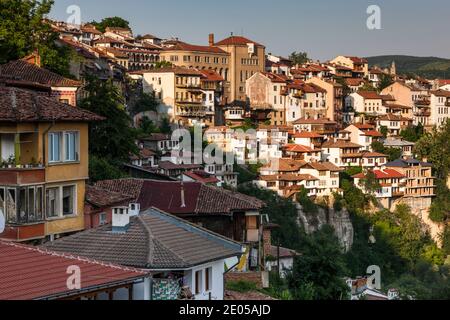 Vista panoramica del centro in collina, capitale storica, Veliko Tarnovo, provincia di Veliko Tarnovo, Bulgaria, Europa sudorientale, Europa Foto Stock