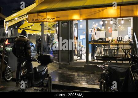 Una vista esterna del ristorante le Petit Cambodge di notte il 29 dicembre 2020 nel 10 ° arrondissement di Parigi, Francia. Il 13 novembre 2015 pistoleri hanno scatenato una volata di mitragliatrici in folle godendosi una serata fuori al ristorante uccidendo 3 persone. Foto di Julie Sebadelha/ABACAPRESS.COM Foto Stock